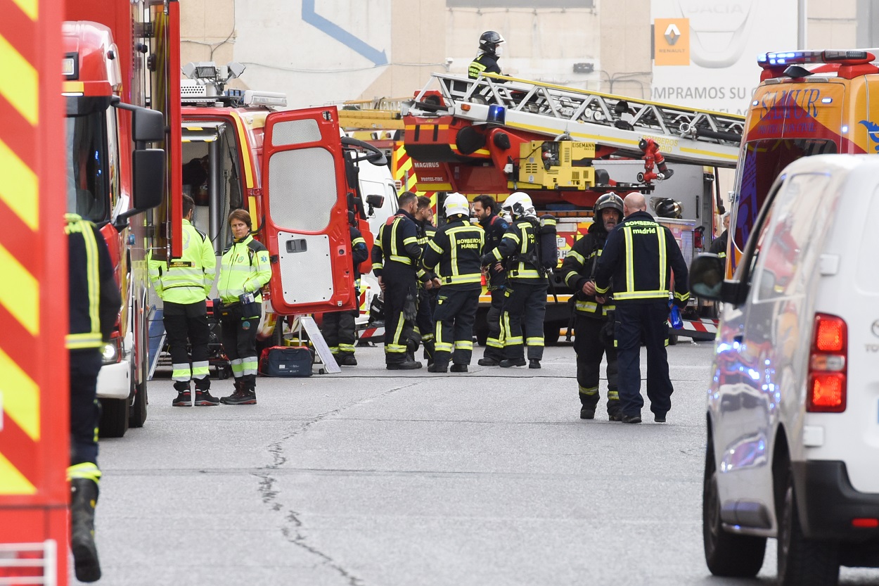 Bomberos del Ayuntamiento de Madrid trabajan en la extinción de una nave incendiada en Villa de Vallecas. EP.