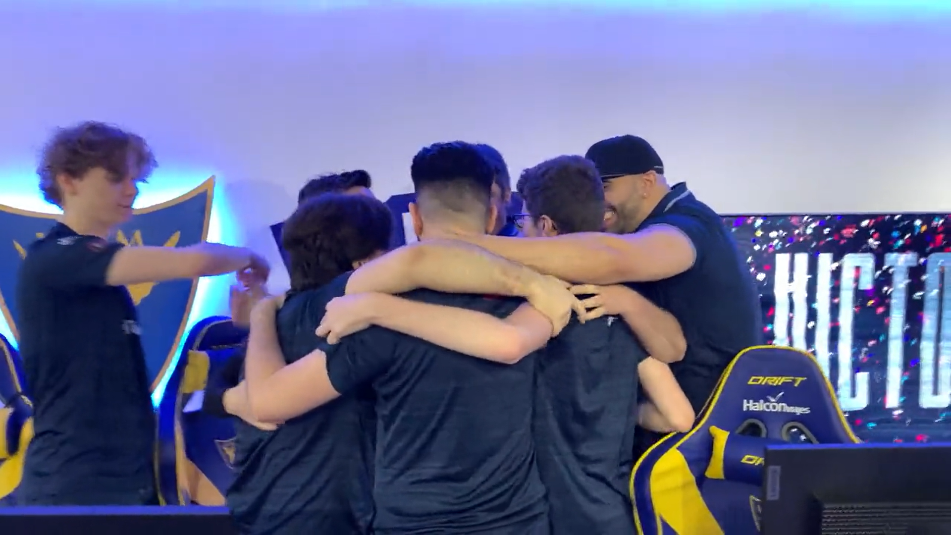 UCAM Tokiers celebra su contundente victoria en la primera jornada de la VCL