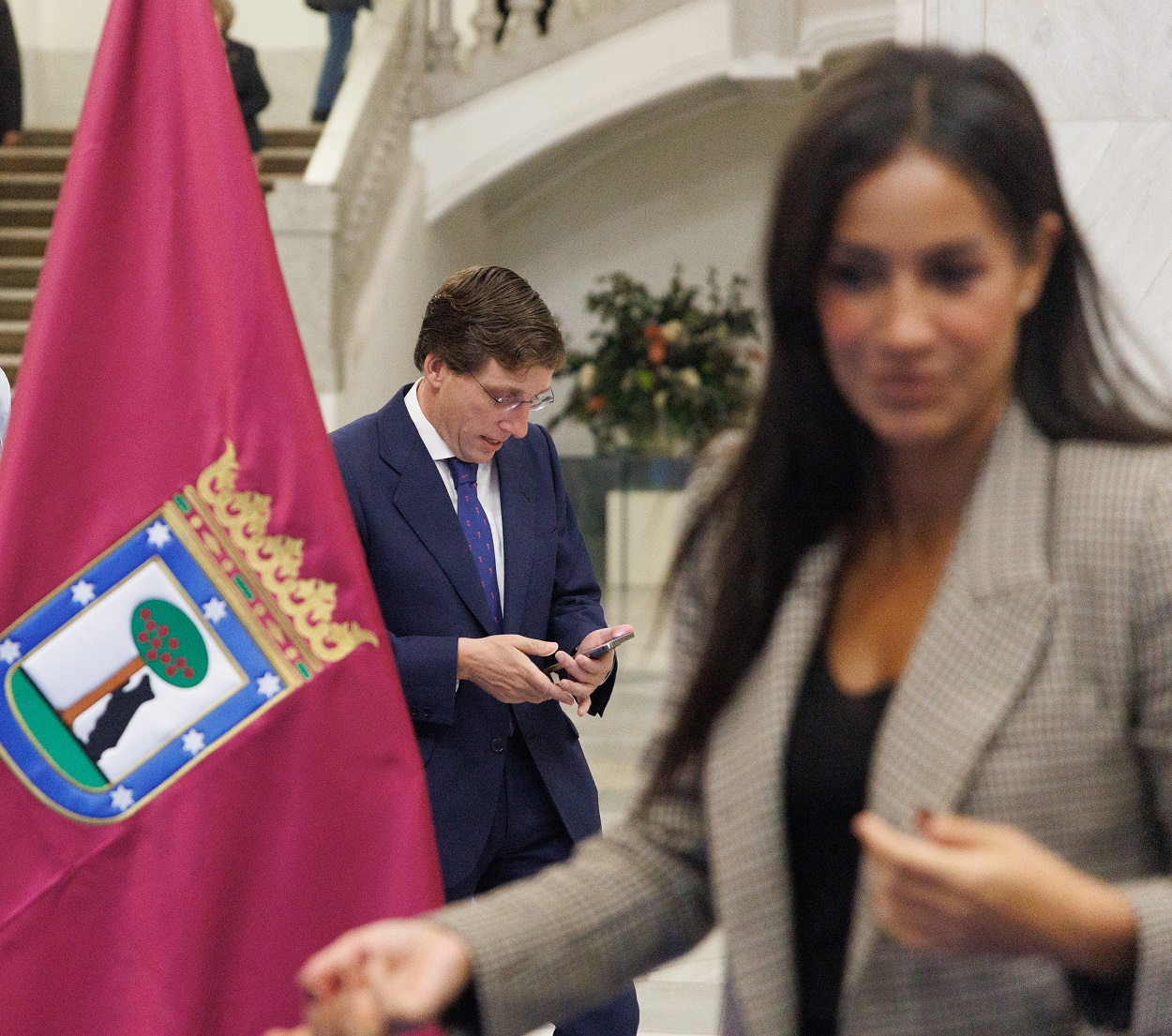 El alcalde de Madrid, José Luis Martínez Almeida, espera para recibir al presidente de la República de Guatemala, en el Palacio de Cibeles. EP.