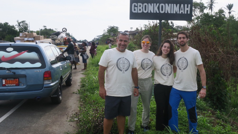 Cooperantes de la Misión Monrovia 2023 en Liberia con la camiseta oficial de Prstt® 