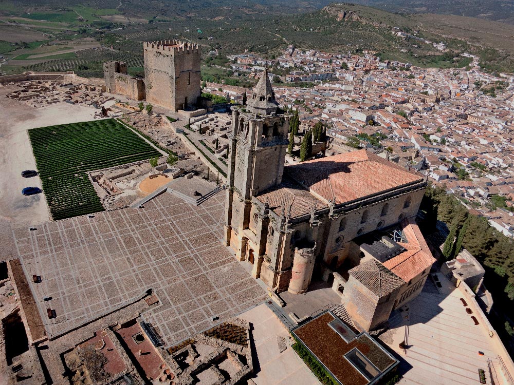 La Fortaleza de la Mota (también conocida como Alcazaba de la Mota, Castillo de Alcalá la Real o Conjunto Monumental de la Mota) es un Conjunto Monumental nazarí (siglos XIII y XIV). Se construyó aprovechándose fortificaciones anteriores. En 1931 se declaró Monumento Nacional, y desde 1993 es Bien de Interés Cultural
