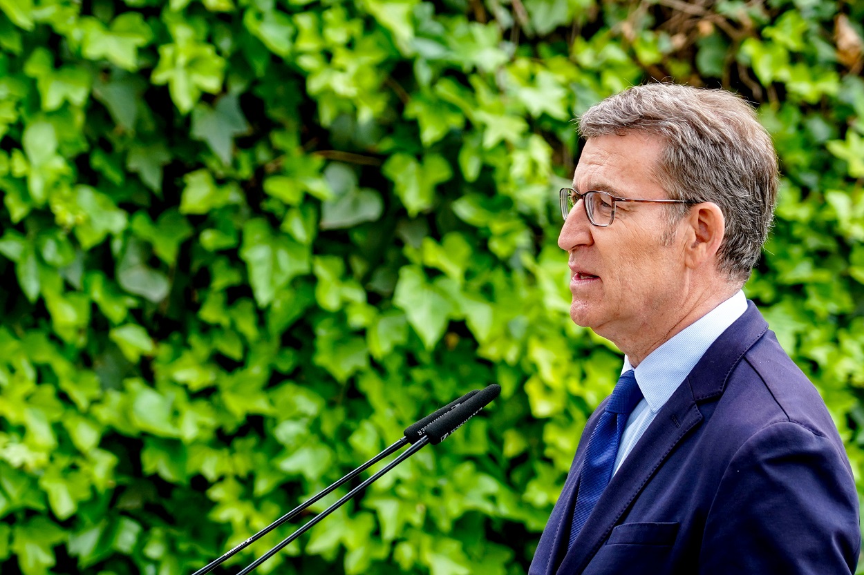El presidente del Partido Popular, Alberto Núñez Feijóo, atiende a los medios de comunicación junto al candidato del PP a la Alcaldía de Sevilla, José Luis Sanz. EP.