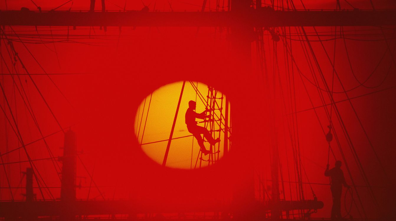 Un marinero trepa por la jarcia de un barco al caer el sol. Buenos Aires, Argentina. © Bruce Dale  National Geographic