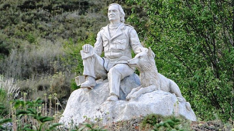 Estatua de Félix Rodríguez de la Fuente en Poza de la sal.