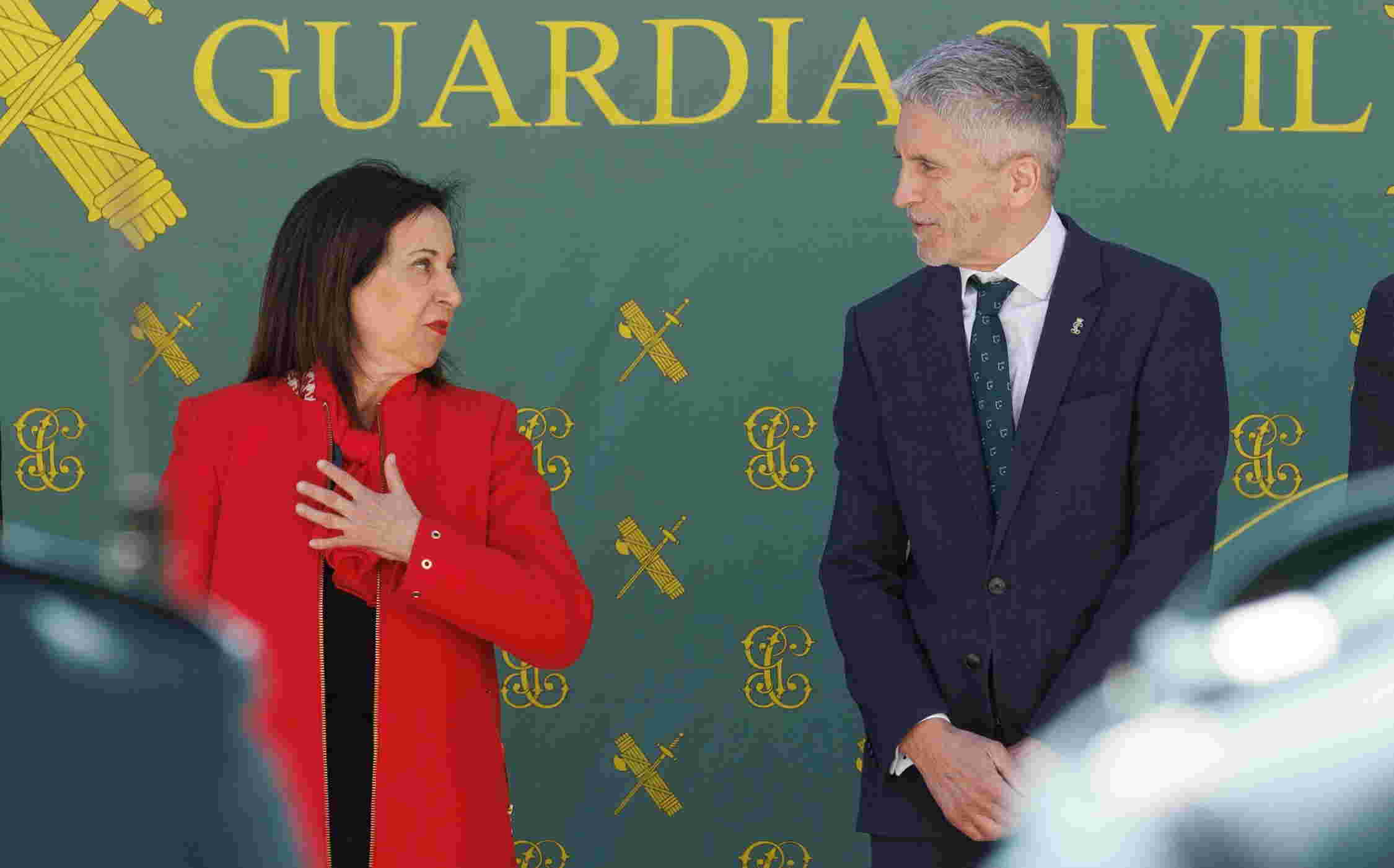 Margarita Robles y Fernando Grande-Marlaska en la toma de posesión de la nueva directora de la Guardia Civil. EP