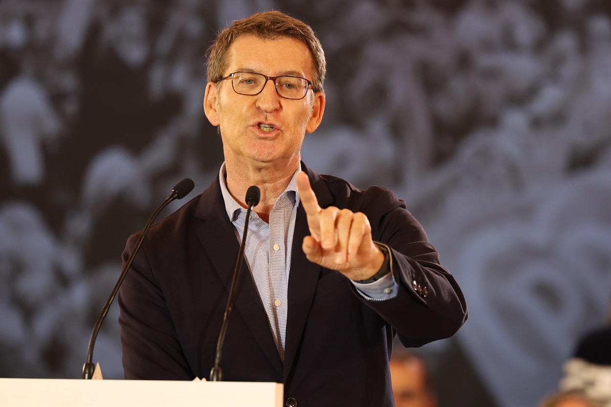 El presidente del Partido Popular (PP), Alberto Núñez Feijóo, interviene durante el acto de entrega de carnés a nuevos afiliados en el último año. EP.