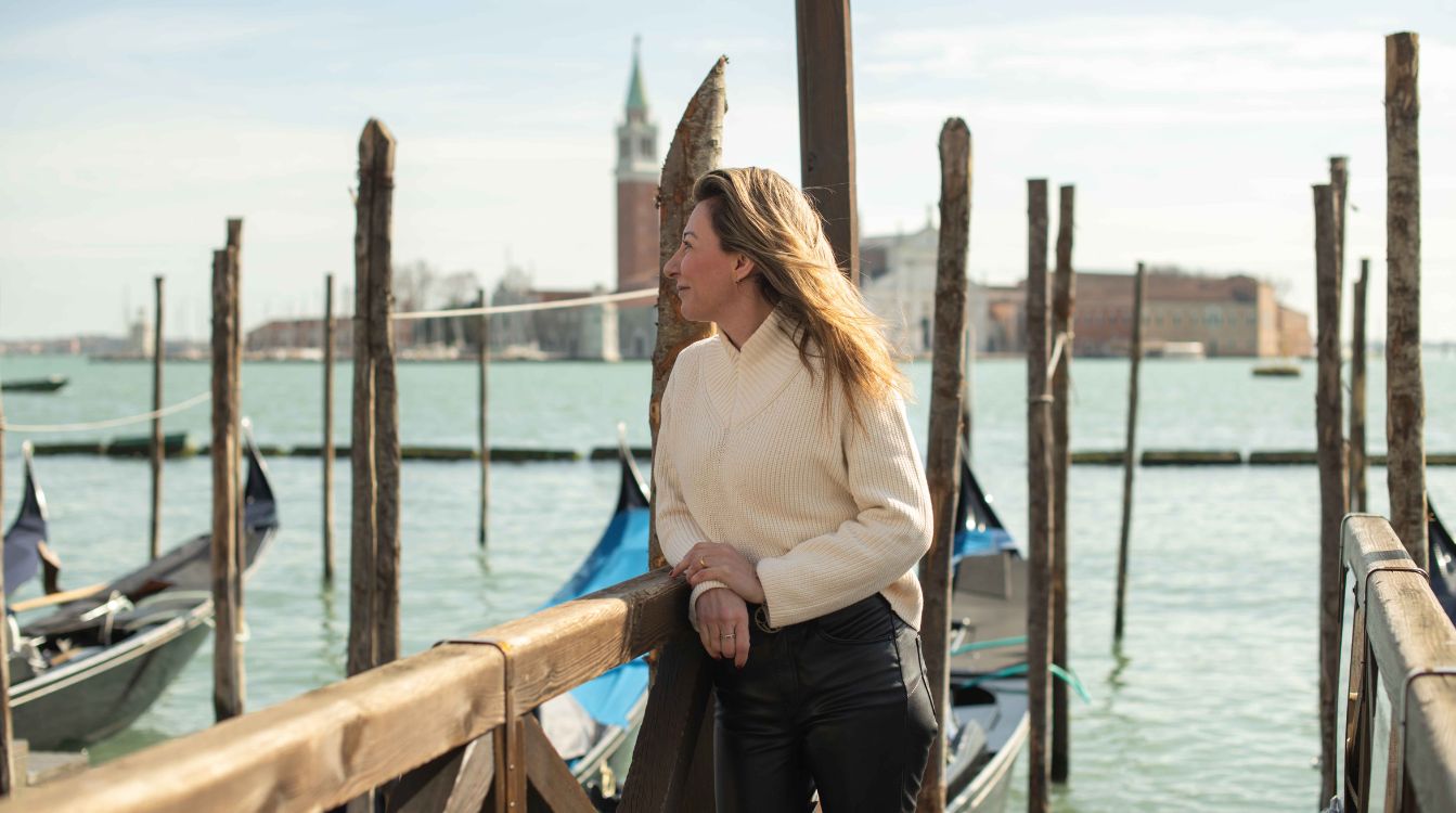 Eva García Sáenz de Urturi en Venecia, la ciudad en la que transcurre parte de su última novela, 'El ángel de la ciudad'. (Foto: Sole Hafner)