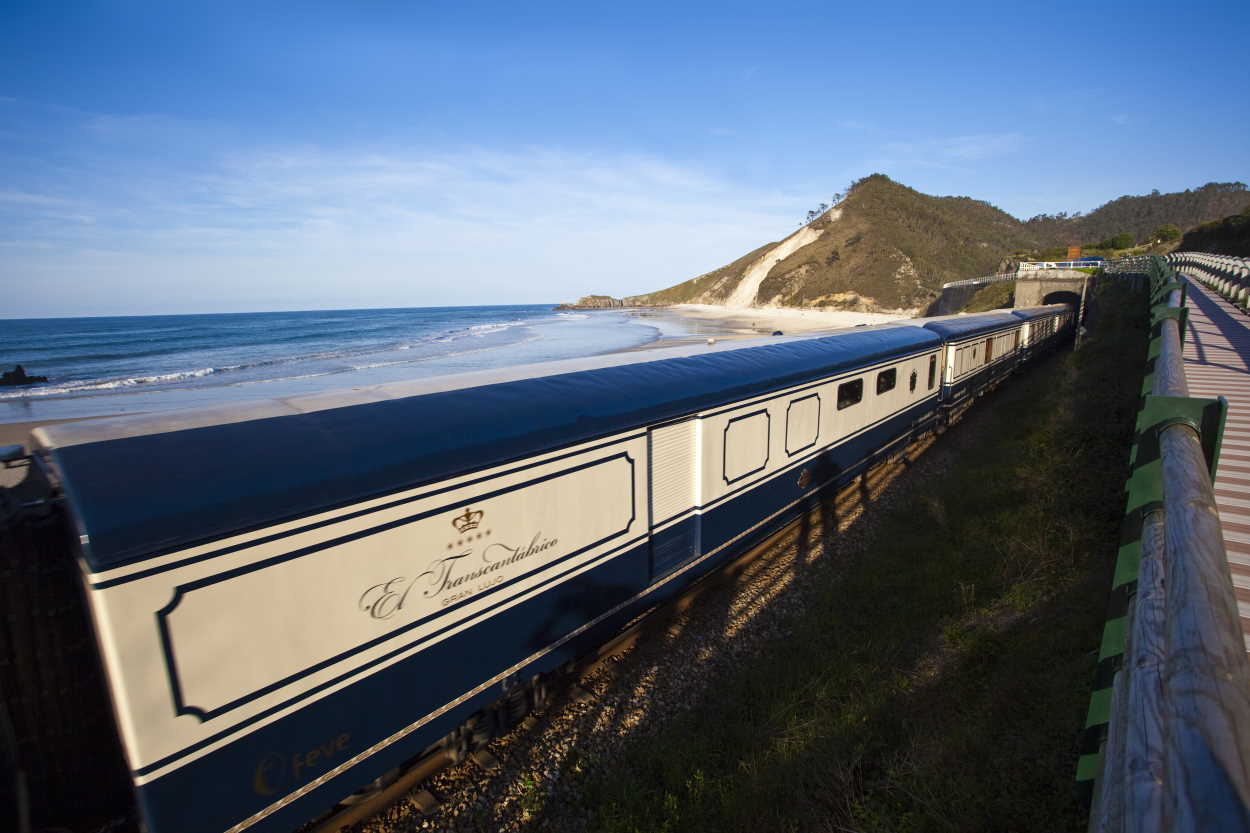 El Transcantábrico Gran Lujo de Renfe durante uno de sus viajes turísticos de lujo