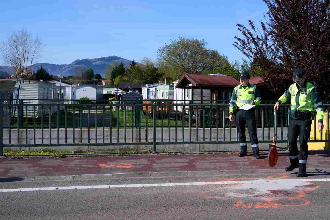 Efectivos de la Guardia Civil haciendo mediciones en el lugar del atropello, delante del camping Somo Parque de Suesa. EP