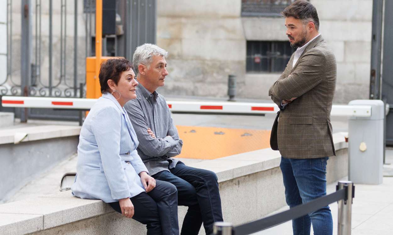 La diputada de EH Bildu en el Congreso Mertxe Aizpurua; el portavoz presupuestario de EH Bildu, Oskar Matute, y el portavoz de ERC, Gabriel Rufián. EP