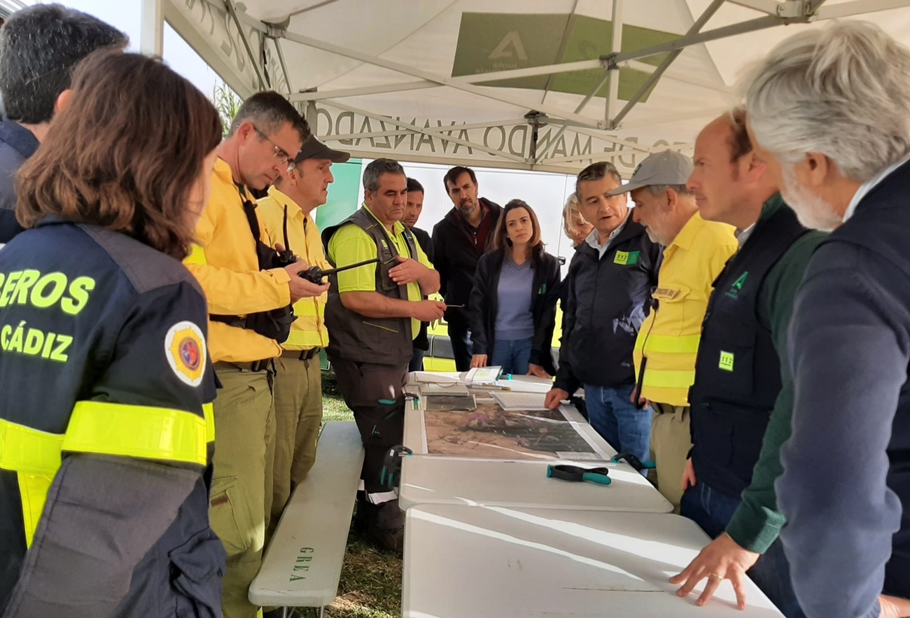 El consejero de la Presidencia, Interior, Diálogo Social y Simplificación Administrativa, Antonio Sanz, participa en una reunión de seguimiento del incendio forestal declarado en Tarifa