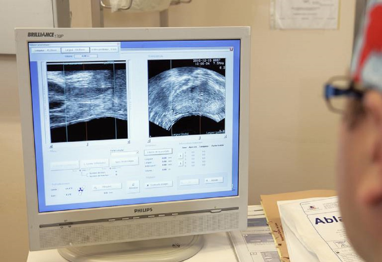 Un equipo médico, realizando pruebas. 