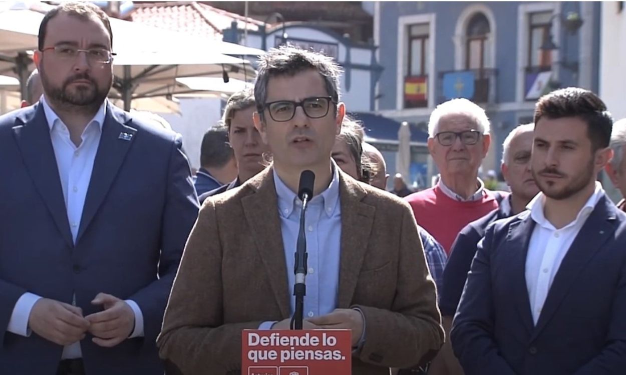 El ministro de la Presidencia, Félix Bolaños, en un acto político del PSOE en Cudillero junto al presidente de Asturias, Adrián Barbón. EP