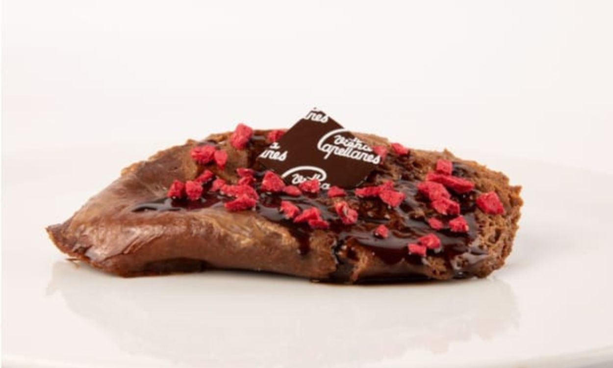La “torrija de chocolate gold con crunch de frambuesa” de Viena Capellanes se alza con el premio a  Mejor Torrija de Innovación 2023.