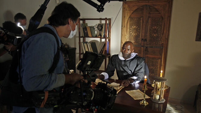 Emilio Bualé representando a Juan Latino en el documental La esclavitud borrada, dirigido y producido por Álvaro Begines