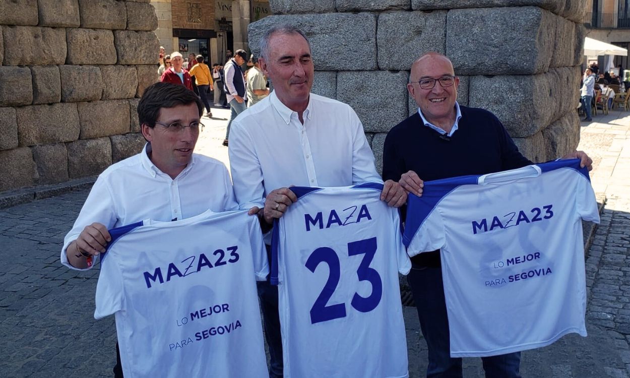 José Mazarías, Jesús Julio Carnero y José Luis Martínez Almeida posan bajo el Acueducto con las camisetas ‘Maza23’. EP