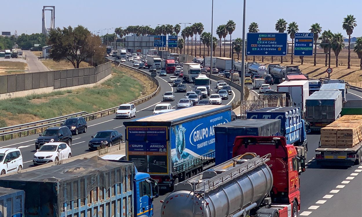 Imagen de archivo de retenciones en los accesos a Sevilla. EP