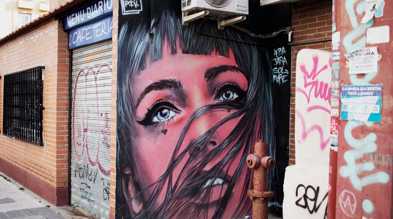 Aluche Graffiti es una librería de barrio donde convergen la literatura, el muralismo, los juegos educativos y el debate sobre los temas que vinculan a los vecinos. (Foto: Kaova Views)