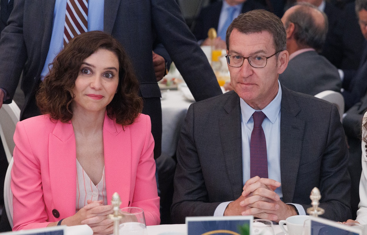 La presidenta de la Comunidad de Madrid, Isabel Díaz Ayuso y el líder del Partido Popular, Alberto Núñez Feijóo, durante un desayuno informativo de la tribuna Fórum Europa. EP.