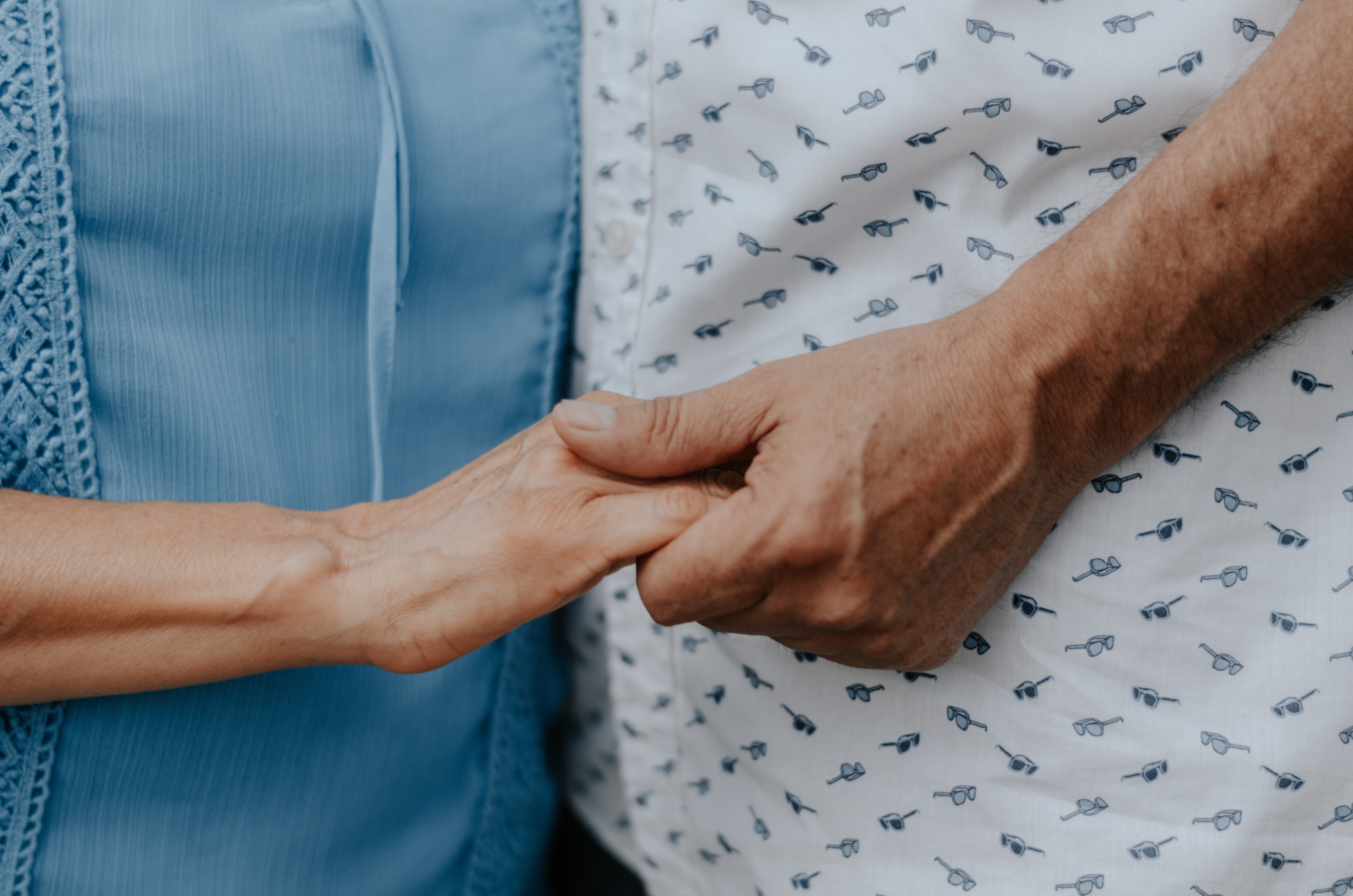 Imagen de una pareja tomada de la mano. Nani Chavez