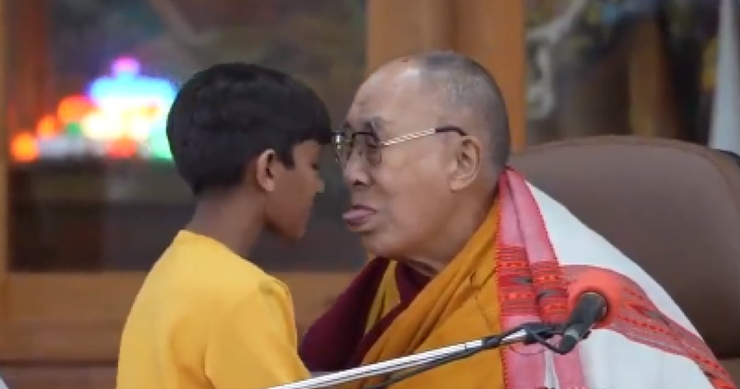 Fragmento del vídeo del Dalái Lama en el que le pide a un niño que "le chupara la lengua"