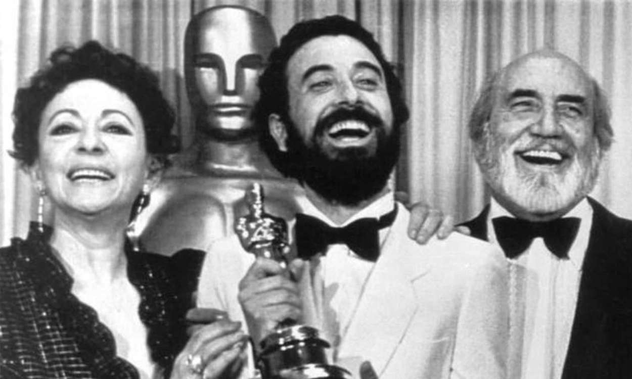 Encarna Paso, José Luis Garci y Antonio Ferrandis con el Oscar por 'Volver a empezar' | RTVE.es