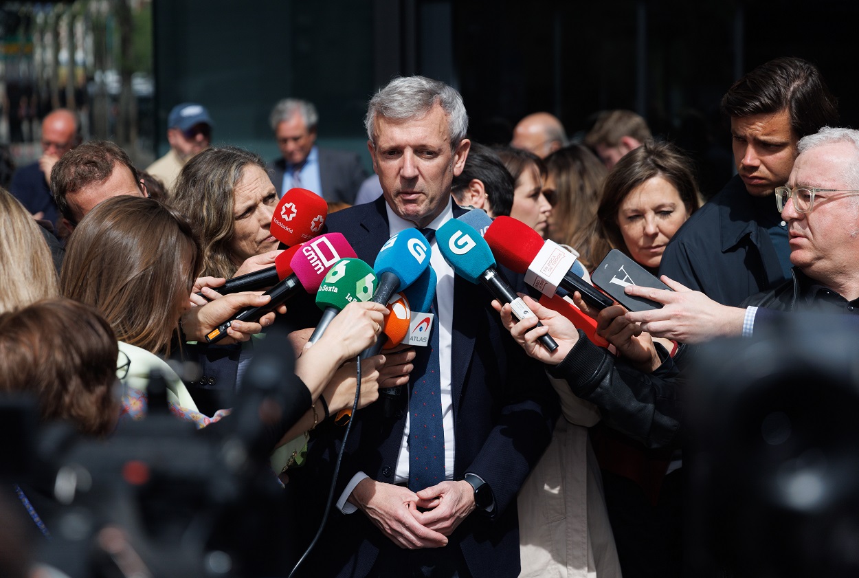 El presidente de la Xunta de Galicia, Alfonso Rueda, atiende a medios a su llegada a la Junta Directiva Nacional del PP. Eduardo Parra / Europa Press