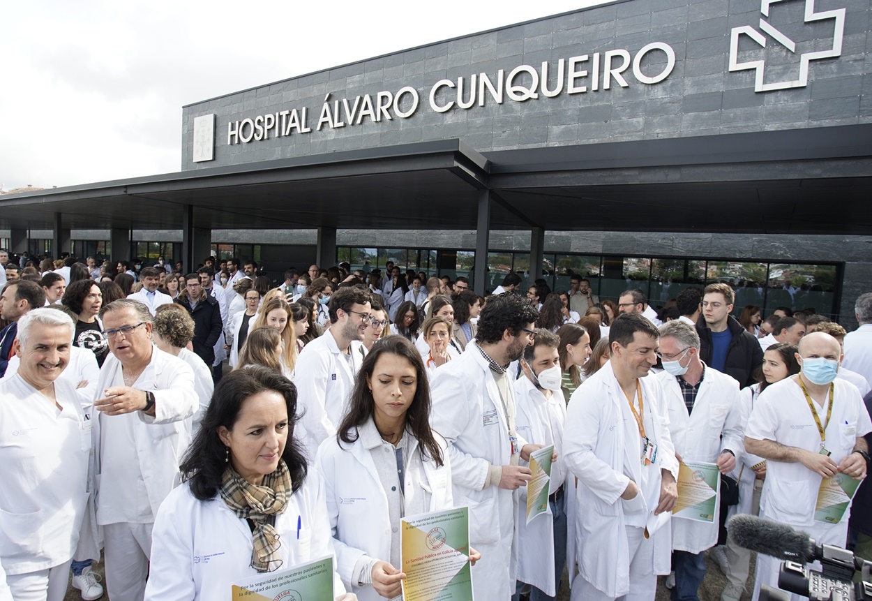 Concentración de esta mañana con motivo de la huelga indefinida ante el Hospital Álvaro Cunqueiro de Vigo, Pontevedra (Foto: Europa Press).