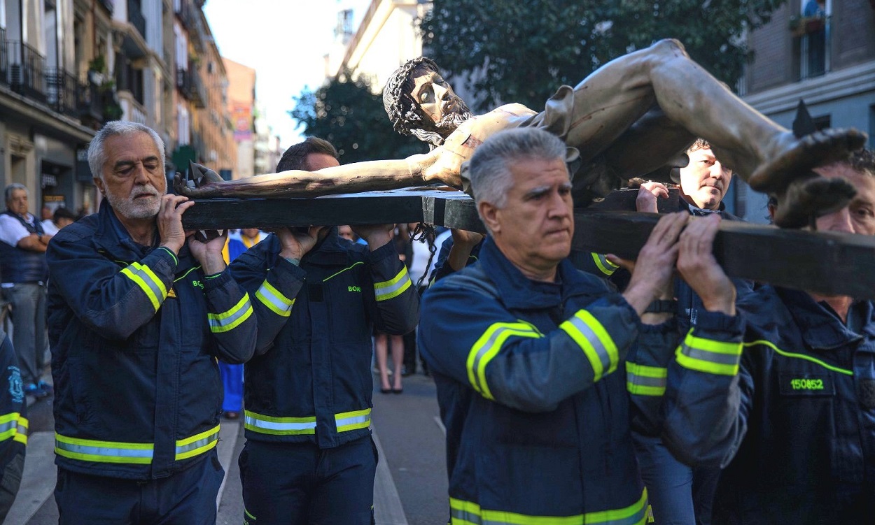 Los bomberos sacando al Cristo. Fuente: Twitter Bomberos Madrid