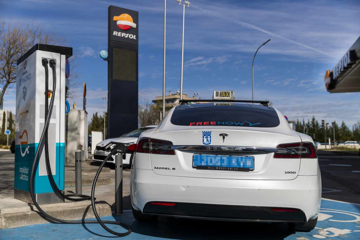 Vehículo de FreeNow en un punto de recarga de una estación de servicio de Repsol