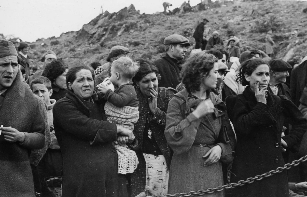 Exiliados españoles en la frontera de Cerbère (Coll dels Belitres), en febrero de 1939. Manuel Moros (fondos Jean Peneff colección Mémorial d’Argelès sur Mer)
