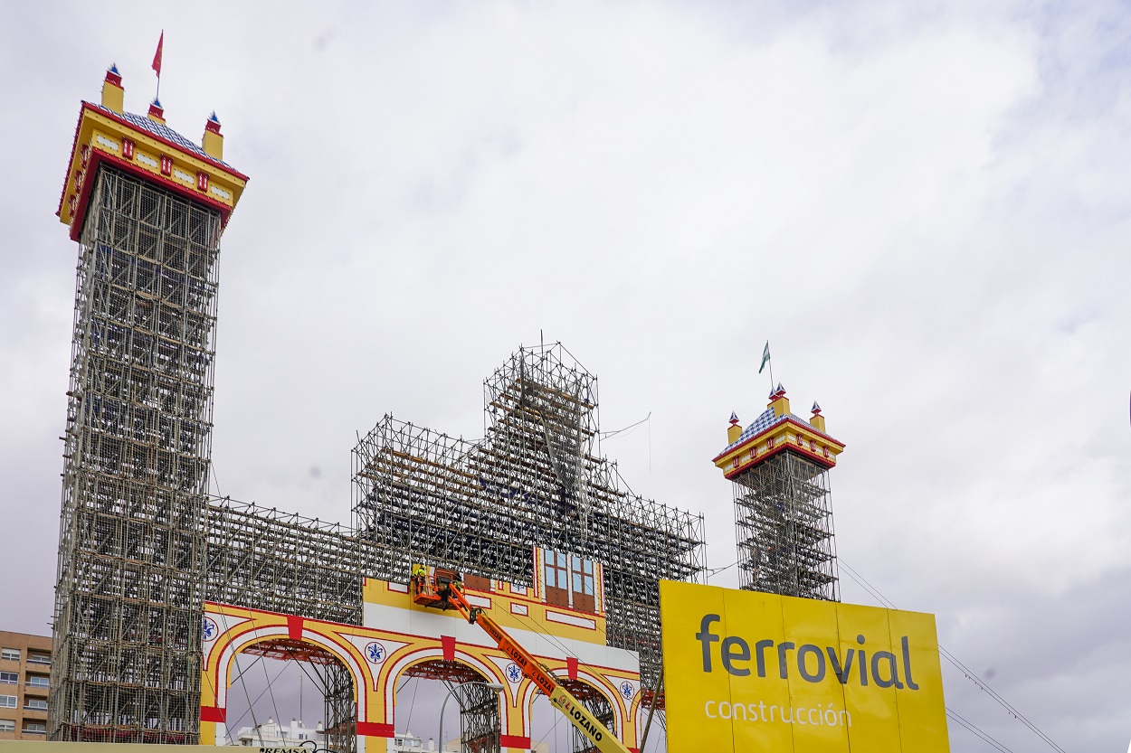 Montaje de la portada de la Feria de Abril por Ferrovial. EP