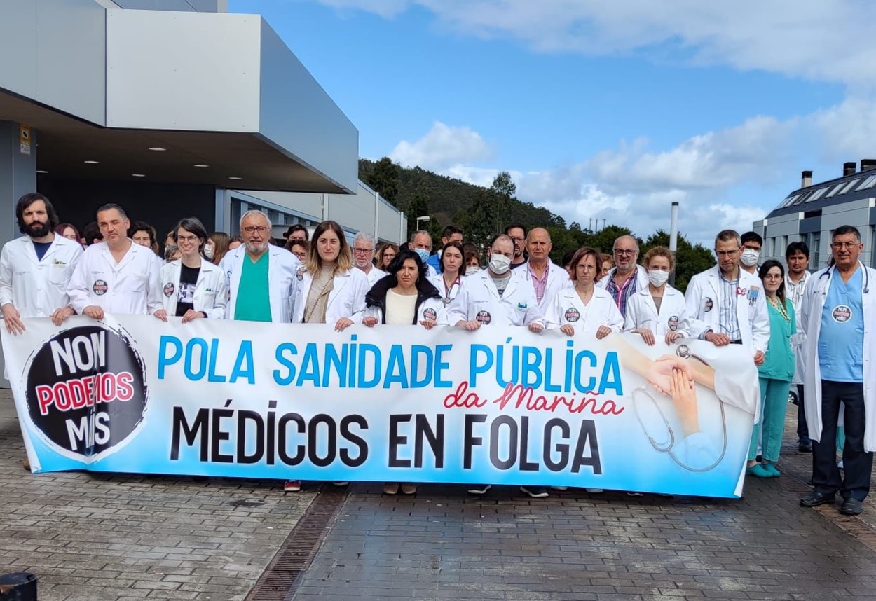 Imagen de la concentración hoy ante el Hospital Comarcal de Burela, Lugo (Foto: CESM Galicia).