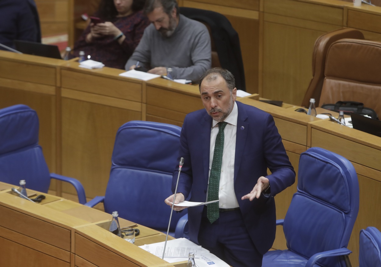 Julio García Comesaña, conselleiro de Sanidade, ayer durante su comparecencia en el Parlamento (Foto: Xunta de Galicia).