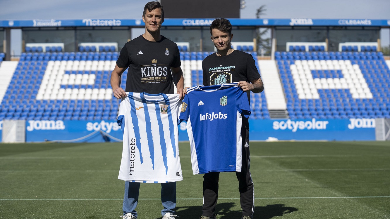 Martín Mantovani (izquierda) y Adrián Contreras posan con las camisetas del Leganés y El Barrio, respectivamente.