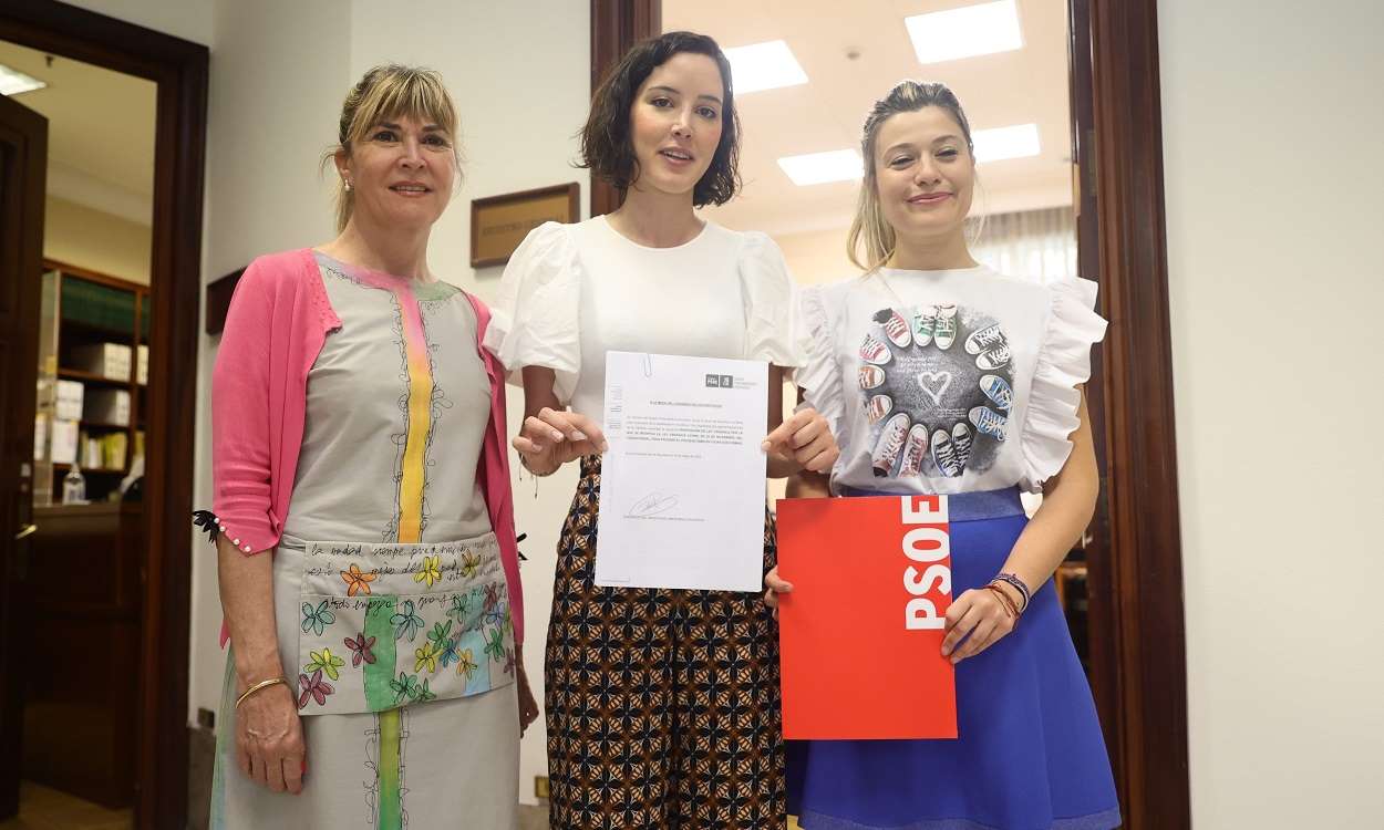 Susana Ros, Andrea Fernández y Laura Berja, diputada, secretaria y portavoz de Igualdad del PSOE, registran la ley contra el proxenetismo en el Congreso. EP