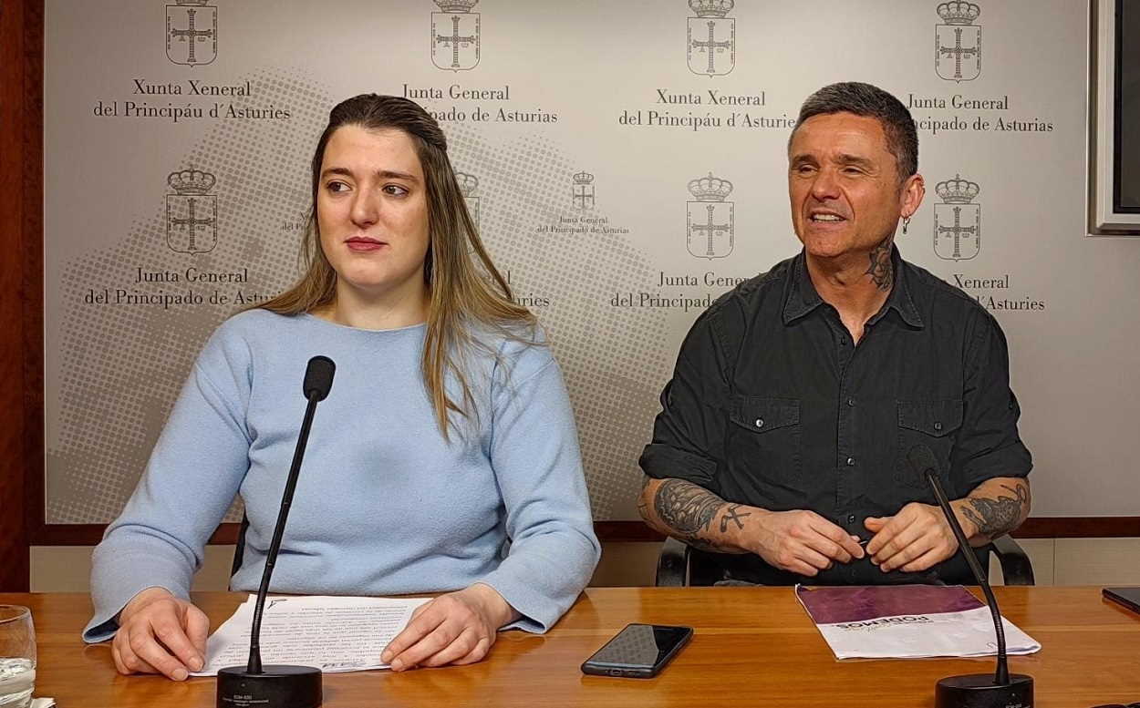 La secretaria de organización de Podemos Asturies, Olaya Suárez, y el coordinador autonómico en funciones, Rafael Palacios. EP