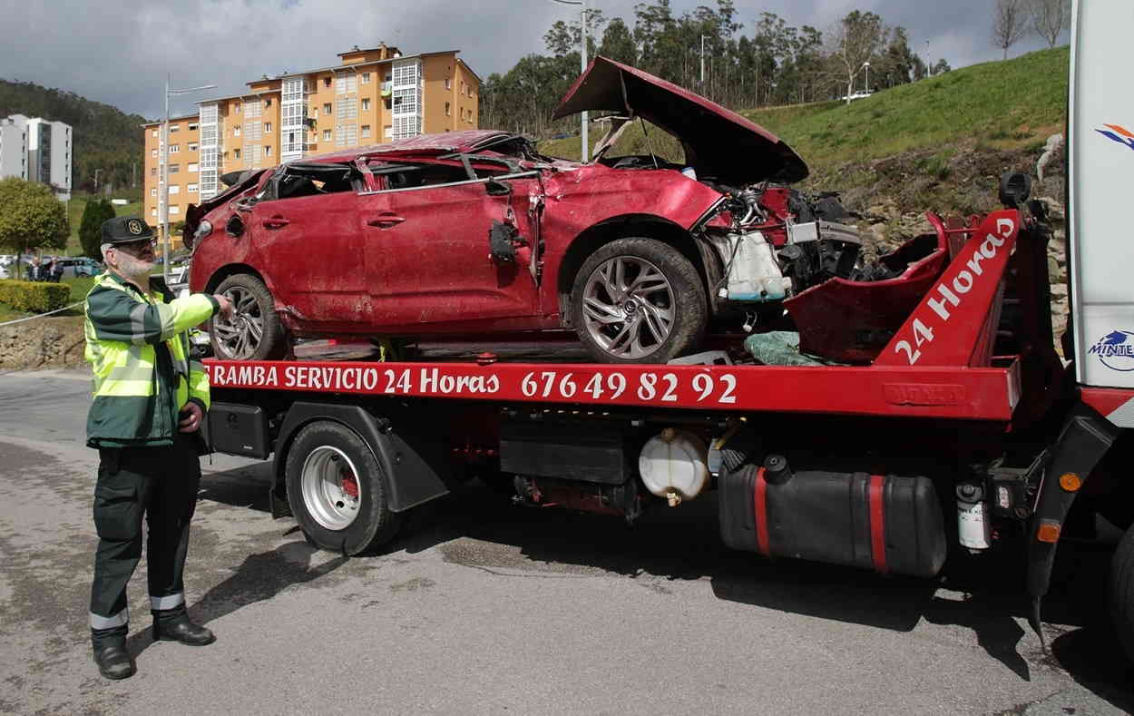 Retirada del coche siniestrado en el accidente de Xove. EP