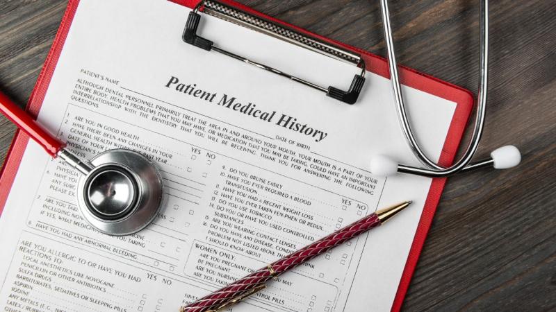 Fotografía de archivo de un historial médico sin rellenar por el paciente. Canva