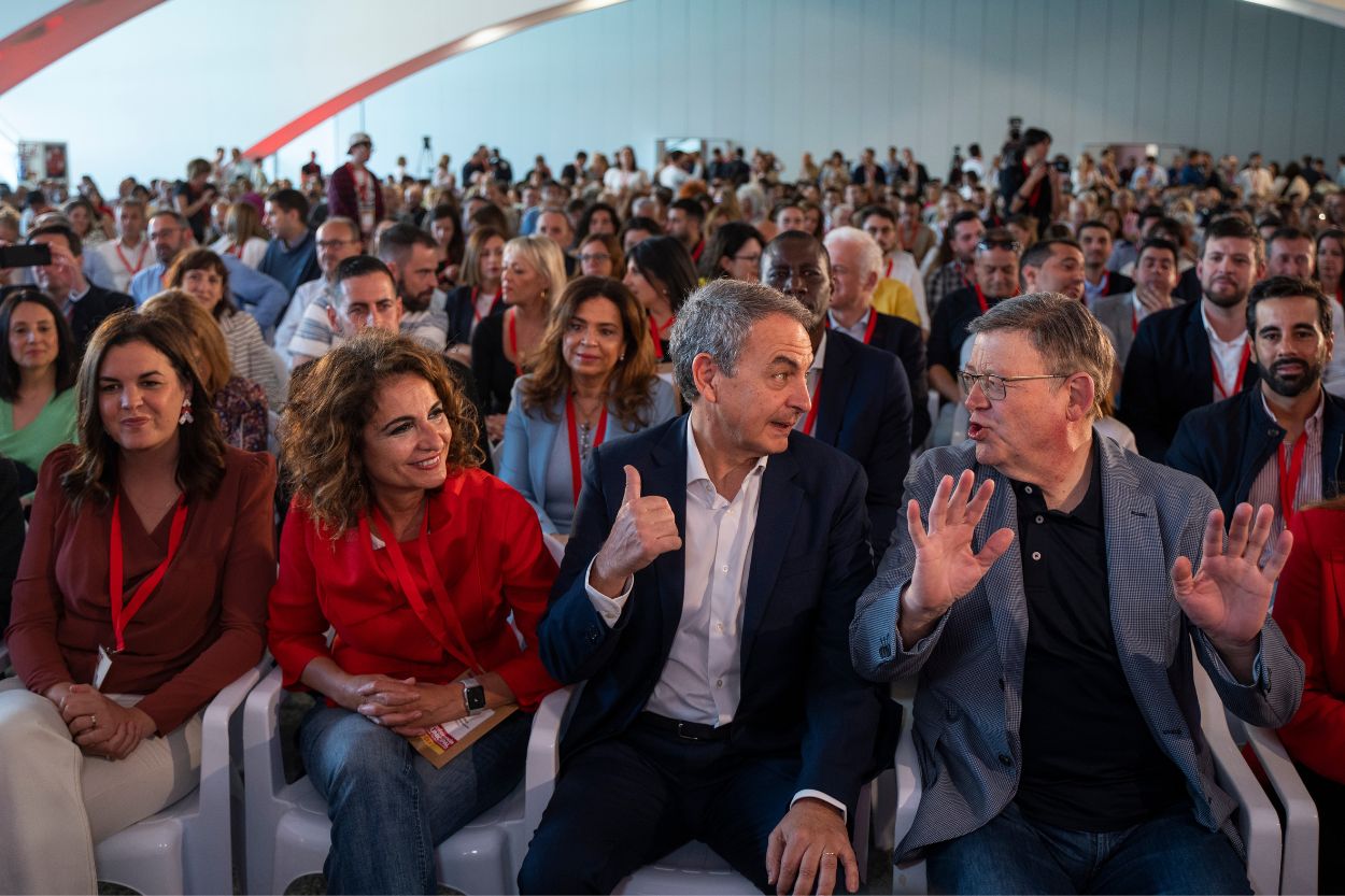 El presidente de la Generalitat, Ximo Puig, (derecha), junto al ex presidente del Gobierno, José Luis Rodríguez Zapatero, en la inauguración de la Conferencia Municipal de Valencia del PSOE. EP. 