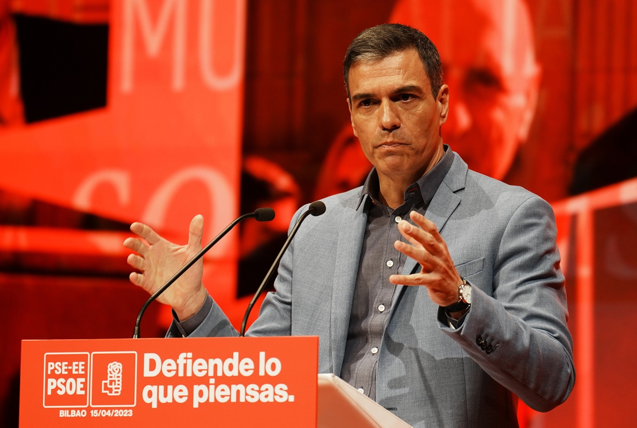 El secretario general del PSOE y presidente del Gobierno, Pedro Sánchez, interviene durante el homenaje a Rodolfo Ares
