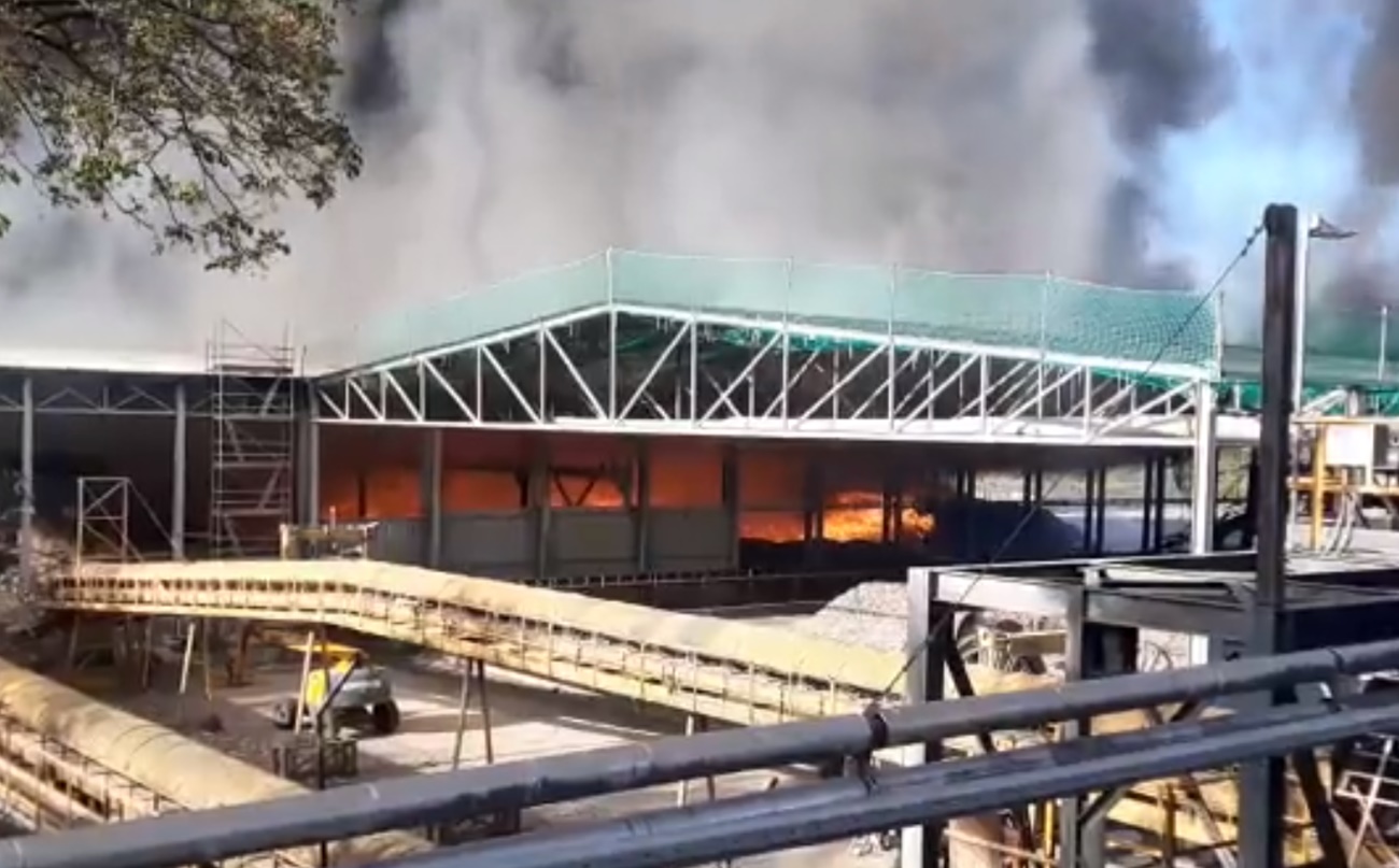 Incendio en la planta de Valemingómez, Madrid. (Foto: Twitter)