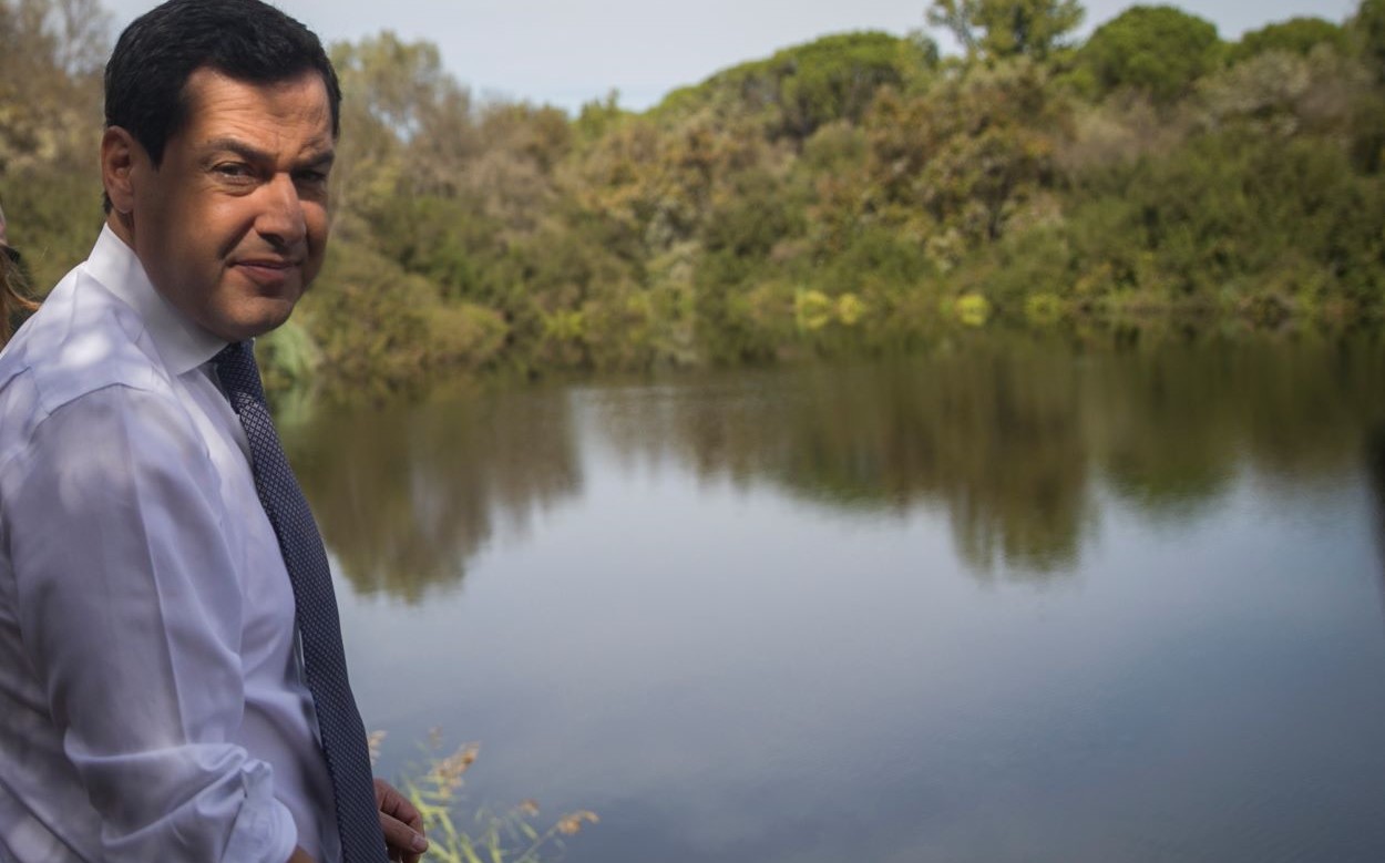 El presidente andaluz Juan Manuel Moreno, en el Parque Nacional de Doñana. MARÍA JOSÉ LÓPEZ/EP