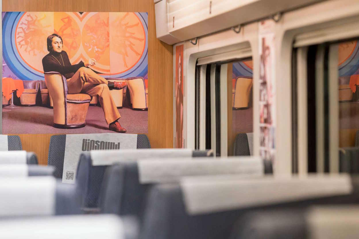 Una de las fotografías de Nino Bravo expuestas en los trenes AVE de Renfe