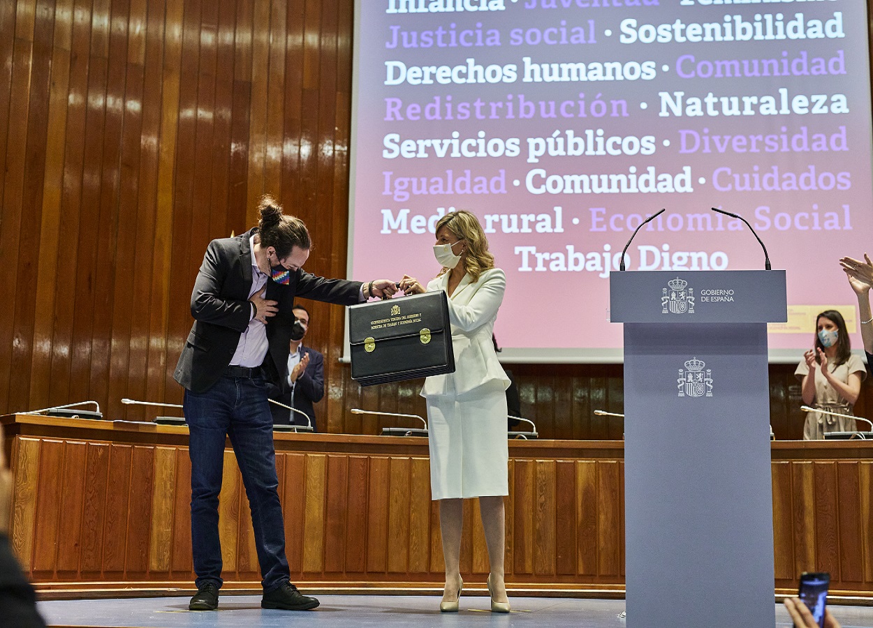 Pablo Iglesias realizando el traspaso de cartera ministerial a marzo de 2021. EP