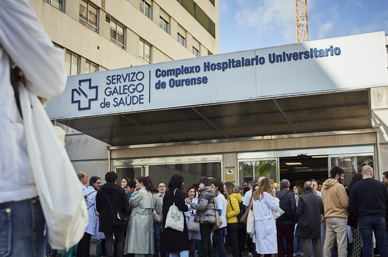 Imagen de la protesta llevada a cabo hace unos días ante el Hospital Universitario de Ourense (Foto: Europa Press).