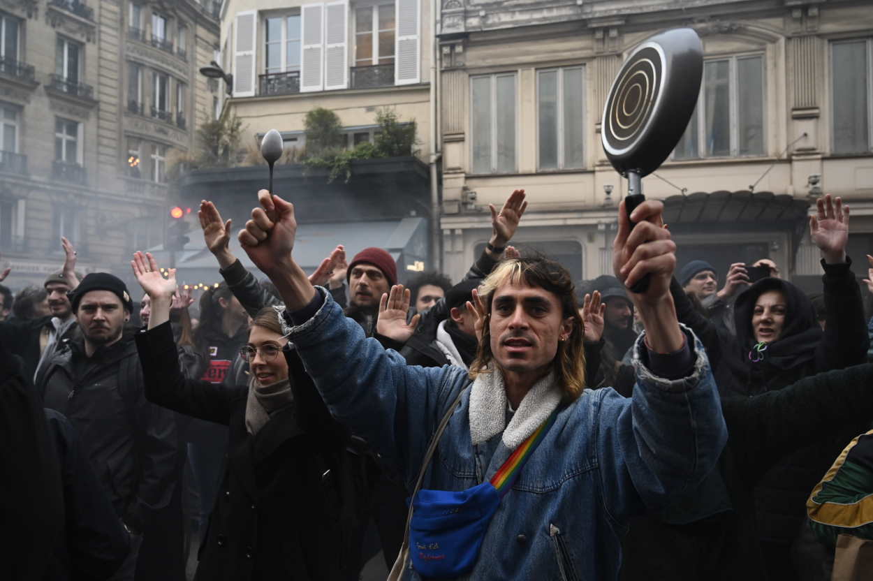 Protestas en Francia tras la comparecencia de Emmanuel Macron para defender su reforma de las pensiones. EP.