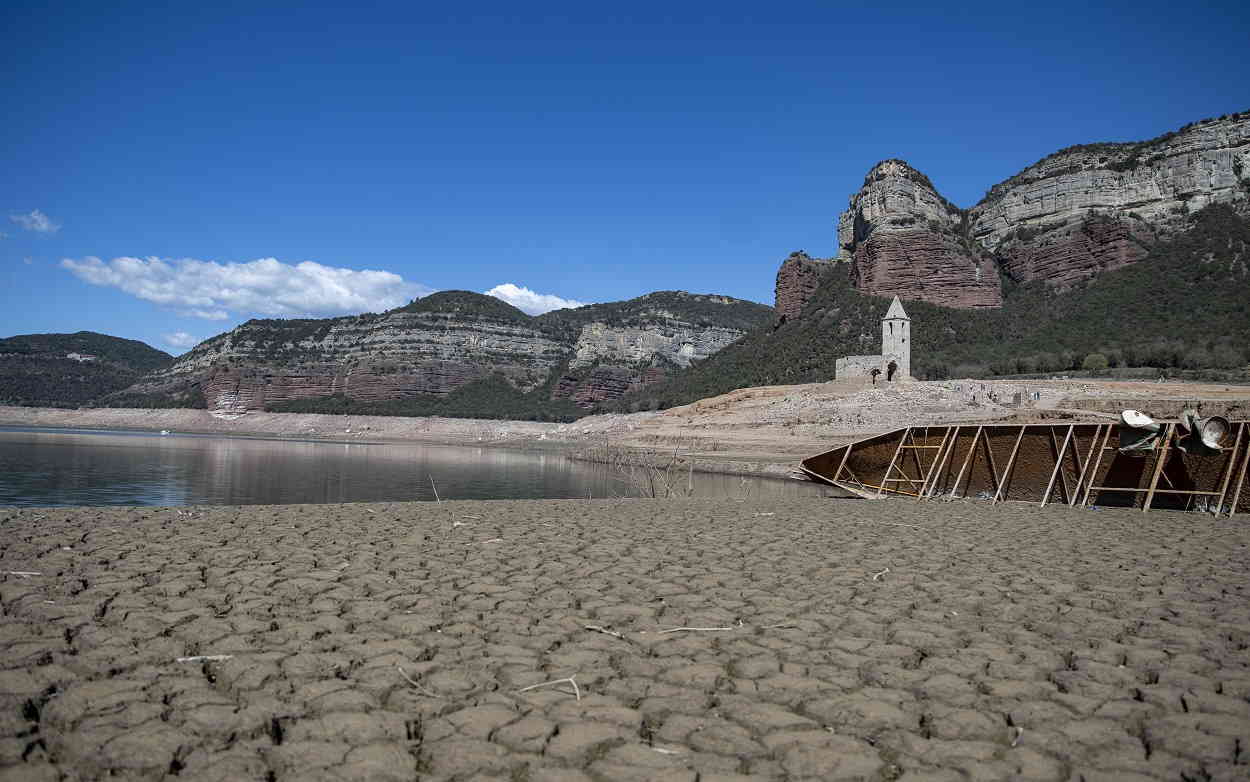 Imágenes de la sequía en el pantano de Sau en Vilanova de Sau, Barcelona, a 27 de marzo de 2023. EP
