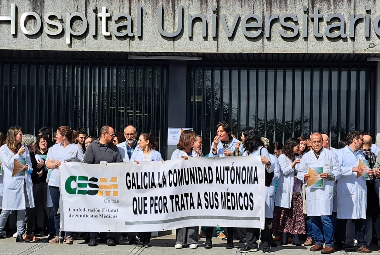 Imagen de la concentración de médicos de hace unos días en el Hospital Universitario de A Coruña (Foto: CESM Galicia).