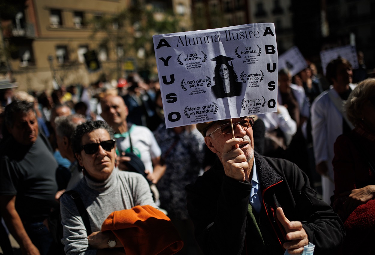 Un manifestante en la 98º Marea Blanca por la Sanidad Pública. EP